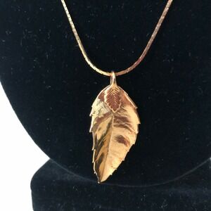 VINTAGE GOLD TONE THIN Basics CHAIN NECKLACE Made Korea 22" With Leaf Pendant